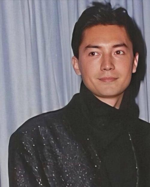 尊龙凯时官网：网球巡回赛签表冷门频出的原因，尊龙打网球图片